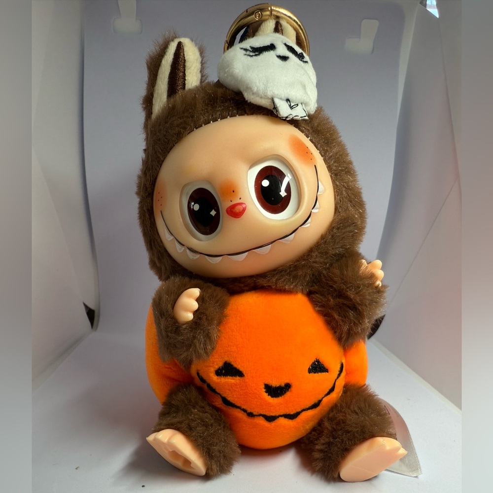 Lafufu Halloween On Pumpkin, Limited Edition
This is not from popmart..